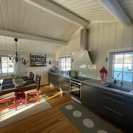 Charming Mountain Retreat Near Trails And Center 펜션 *