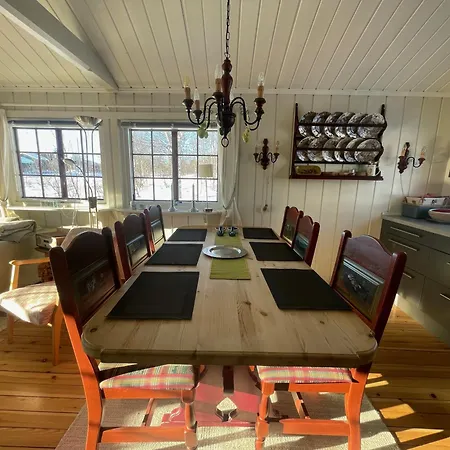 Charming Mountain Retreat Near Trails And Center 펜션 *